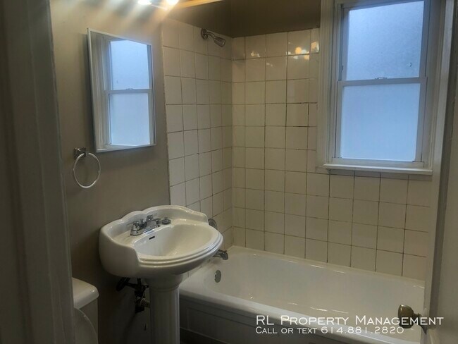 Building Photo - 2 bedroom 1 bathroom town home in Whitehall