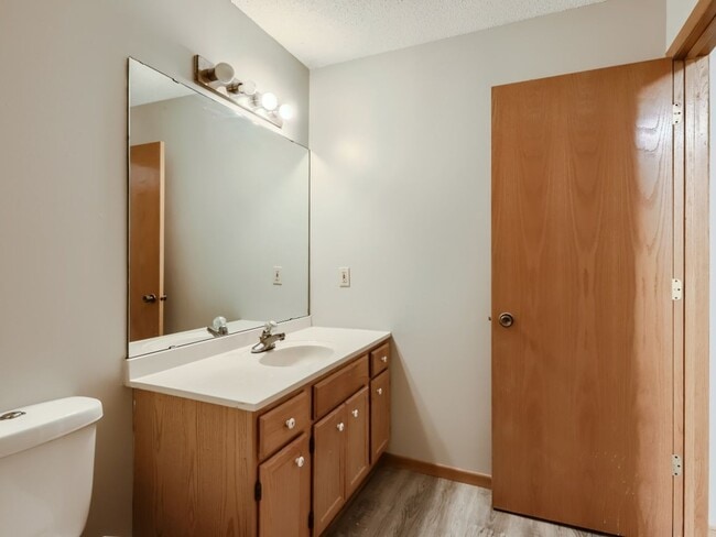 Building Photo - Blaine Townhome