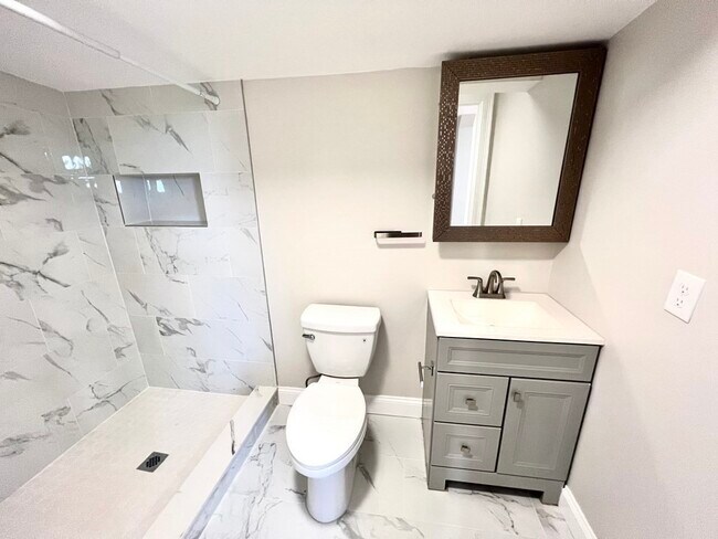 Building Photo - 6 La Grange Pl