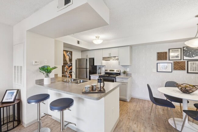 Building Photo - Alvista Sterling Palms