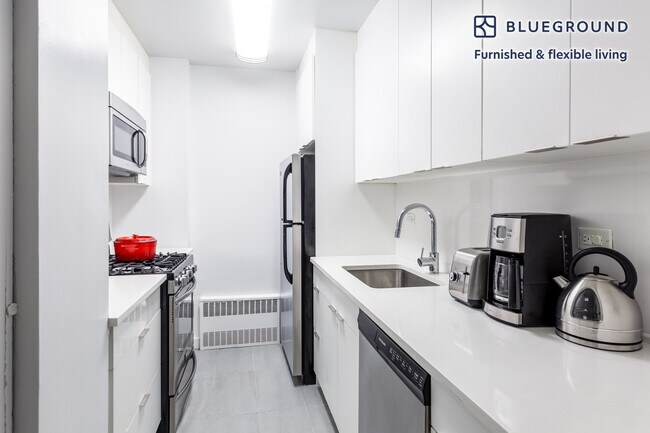 Foto del edificio - 230 W 55th St