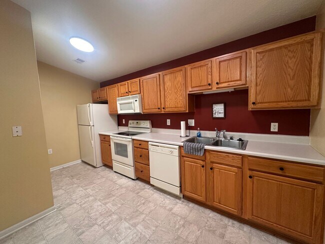 Foto del edificio - Spacious 2BR Condo with Flex Space & Private Balcony in Crestwood’s Madison Park