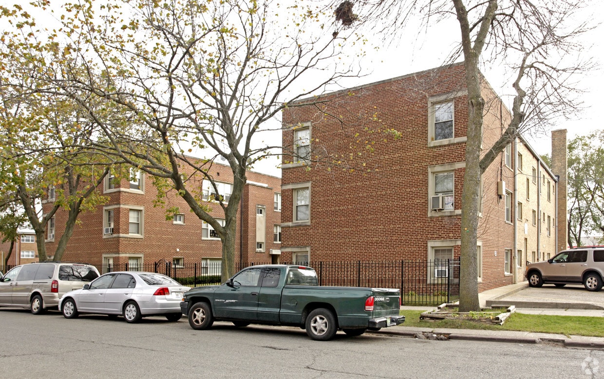 Foto principal - 2405 W Jarvis Ave