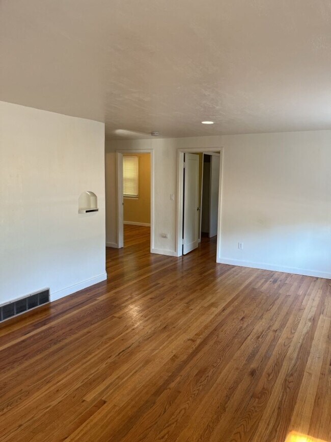 Building Photo - STUDENTS WELCOME! Single Family Home Across the Street From City Park!