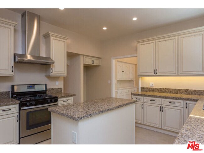 Building Photo - 1210 S La Jolla Ave