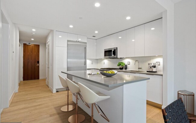 Foto del edificio - 1 Bed Plus Den 1 Bath! Pets Welcome! Pool!