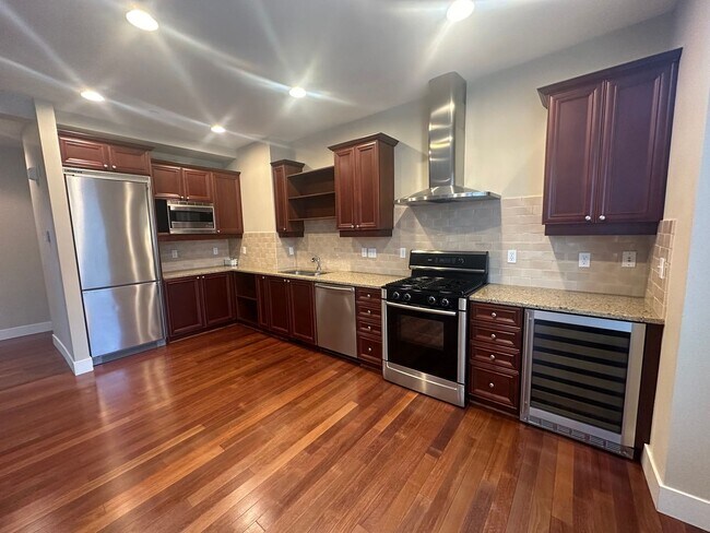 Building Photo - Luxury downtown Lake Oswego townhouse in d...