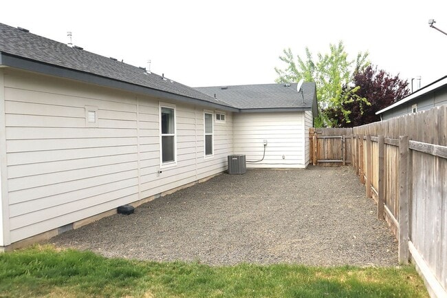 Building Photo - 17546 Mountain Springs Ave