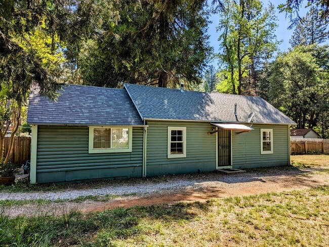 Building Photo - 10886 Pine Hill Dr