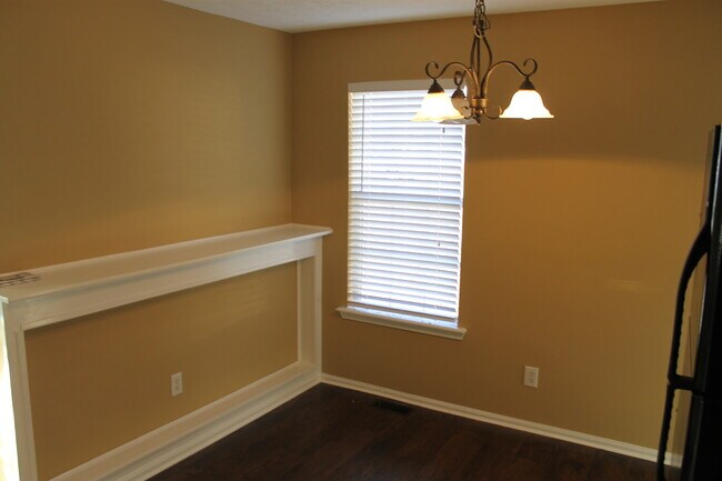 Foto del edificio - Lovely 3 Bed Room With 2 Baths, Gated Home (Updated pictures coming soon)