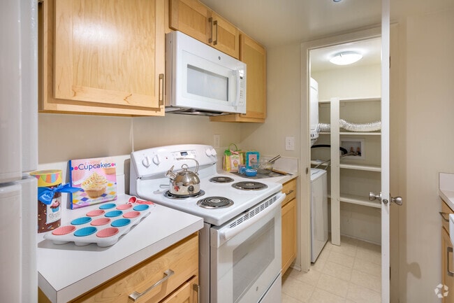 2 BR, 1 BA - Golden Maple - 940 SF - Kensington Manor Apartments