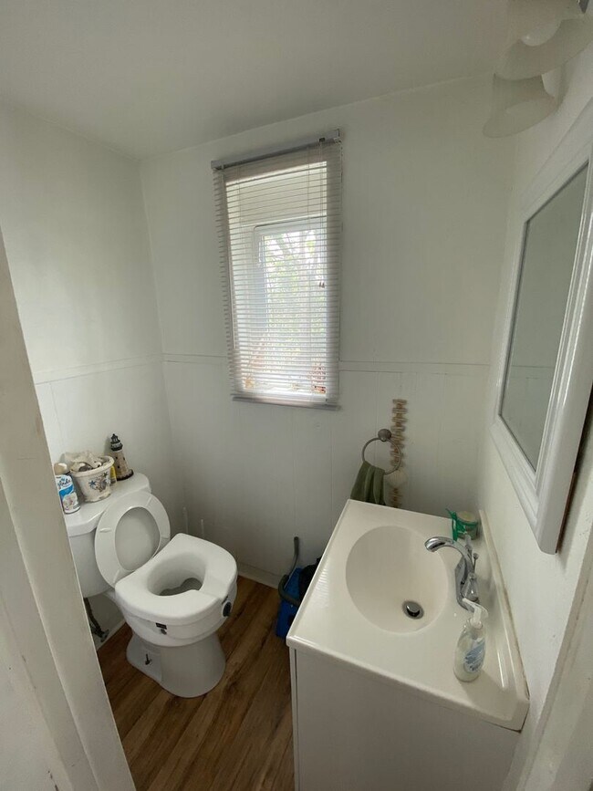 Foto del edificio - Spacious 3 bed, 1.5 bath single family hom...