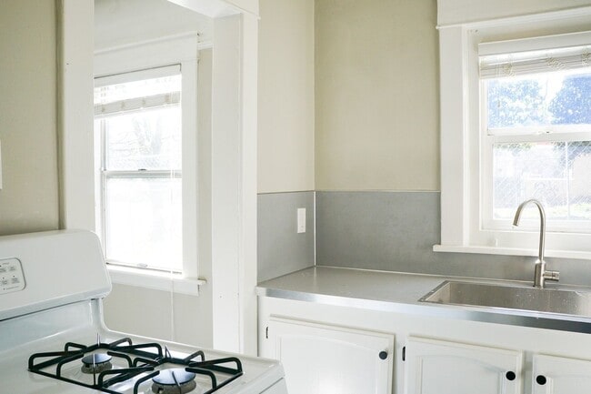 Building Photo - Move In Special! Chic Renovated 1-Bed w/ R...