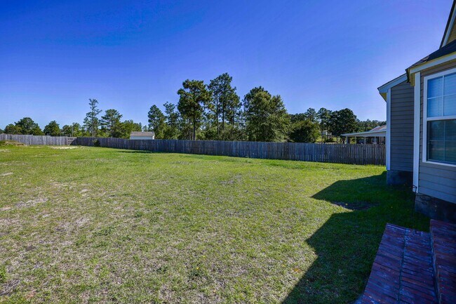 Building Photo - Bright & Spacious 3 Bedroom Home on Nearly Half an Acre in Gaston!