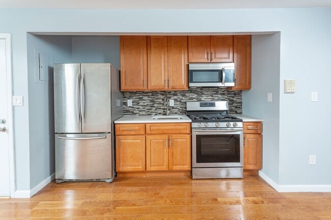 Building Photo - Full sized room for rent including utilities