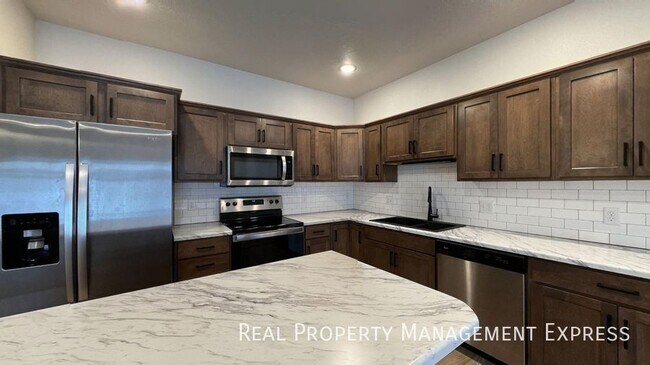 Foto del edificio - Modern Luxury: 3BR Townhome with Stylish Finishes, Spacious Interiors, and Attached Garage