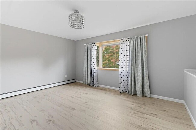 Foto del edificio - Beautifully Maintained Single-Family Home With Flexible, Multi-Area Layout
