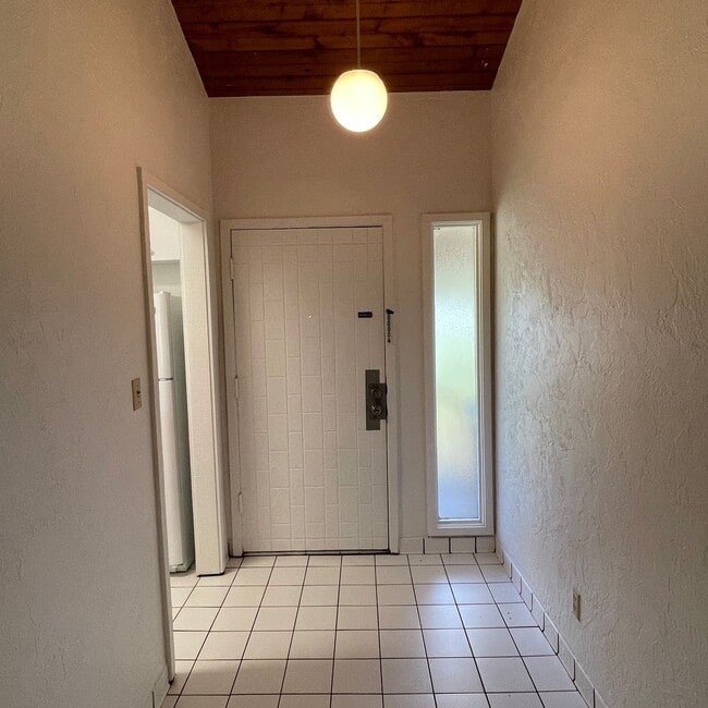 Building Photo - Beautiful 1-Bedroom Condo in the Beautiful...