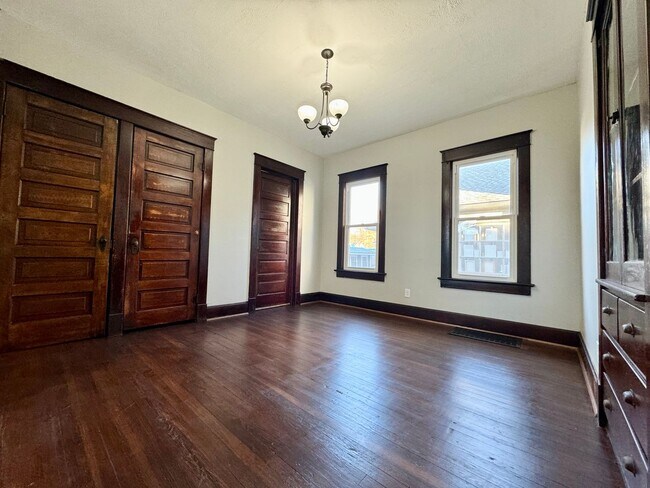 Foto del edificio - 3-Bedroom Home Blending Historic Charm & Modern Style in 12 Points District