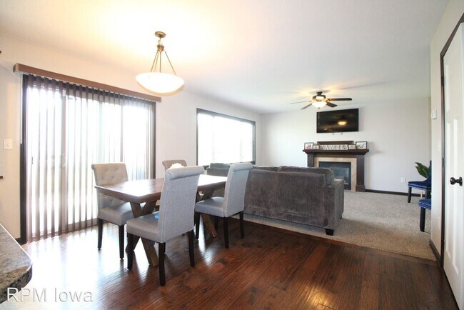 Building Photo - 155 SE Pleasant View Dr