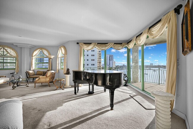 Foto del edificio - 301 N Birch Rd