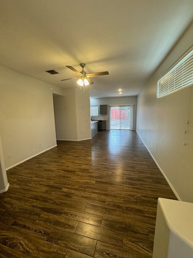 Building Photo - NW- 3 bedroom/ 2 bathroom with 2 car garage
