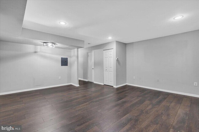 Foto del edificio - 5916 Mayflower Ct