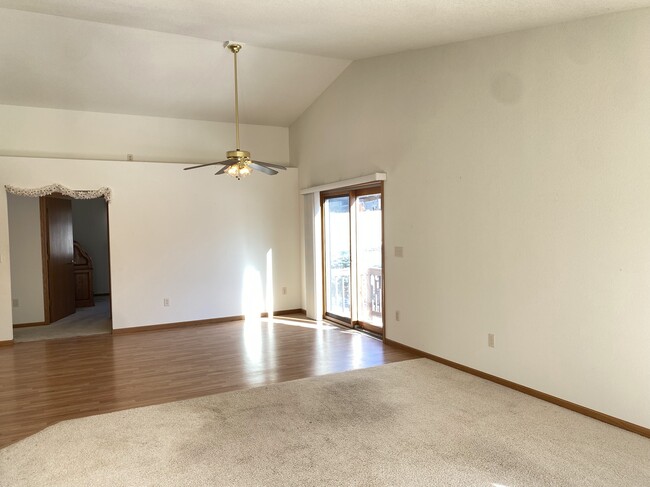 Building Photo - 303 Crestwood Ln