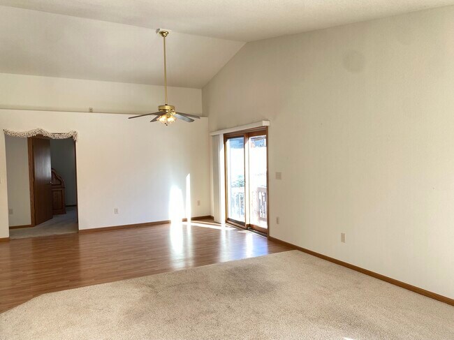 Foto del edificio - 303 Crestwood Ln