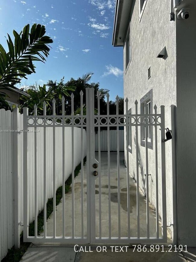 Foto del edificio - 1740 NW 64th Street 2, Miami, FL 33147  (U...