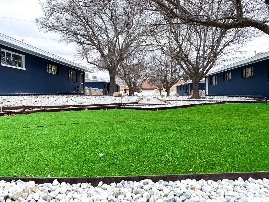 Área de césped/Corredor de Complex - 2127 Garrison Rd