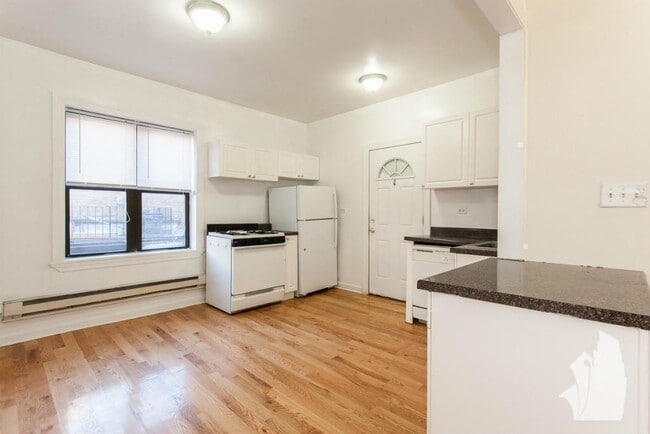 Building Photo - 3726 N Pine Grove Ave