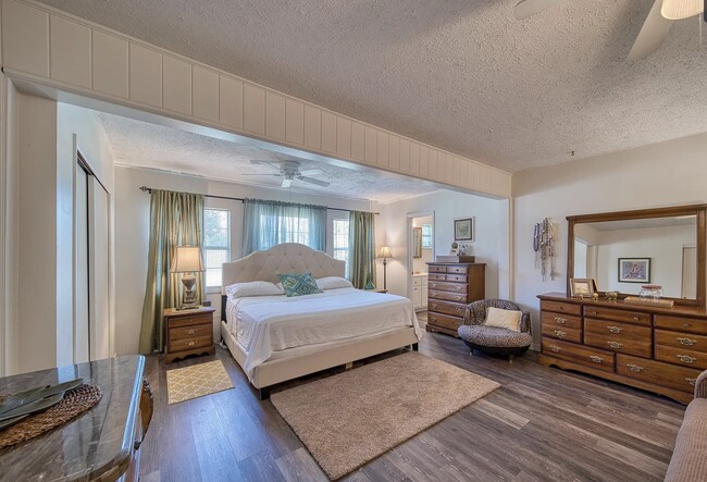 Building Photo - 3900 W 17th St