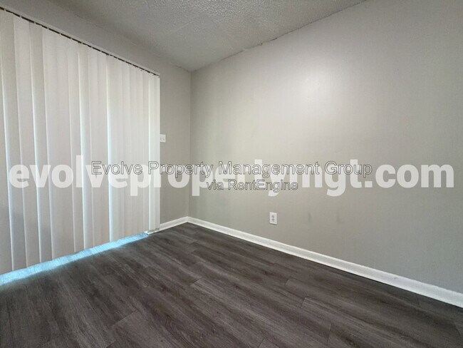 Foto del edificio - 670 Hobbs Dr