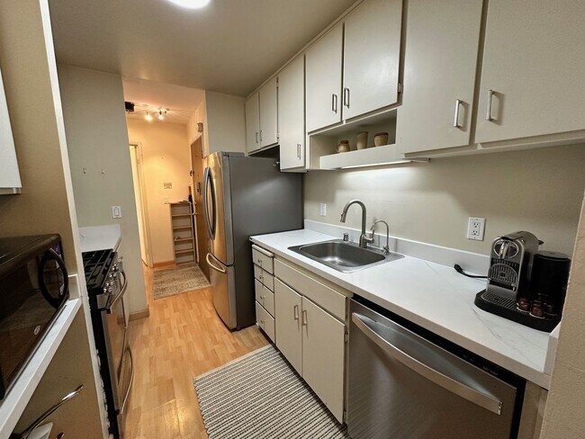 Foto del edificio - Bright Furnished 1BD/1BA Near UC Berkeley – Quiet, Updated & Move-In Ready