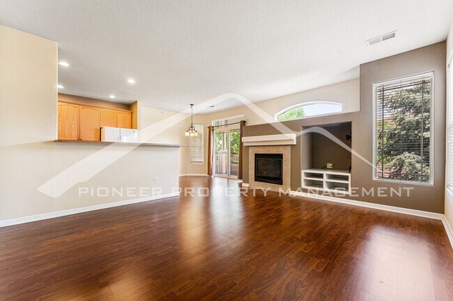 Building Photo - Charming condo with Central AC and 1 Car Garage