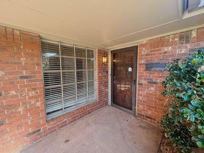 Foto del edificio - Carpet Free + Central Edmond!