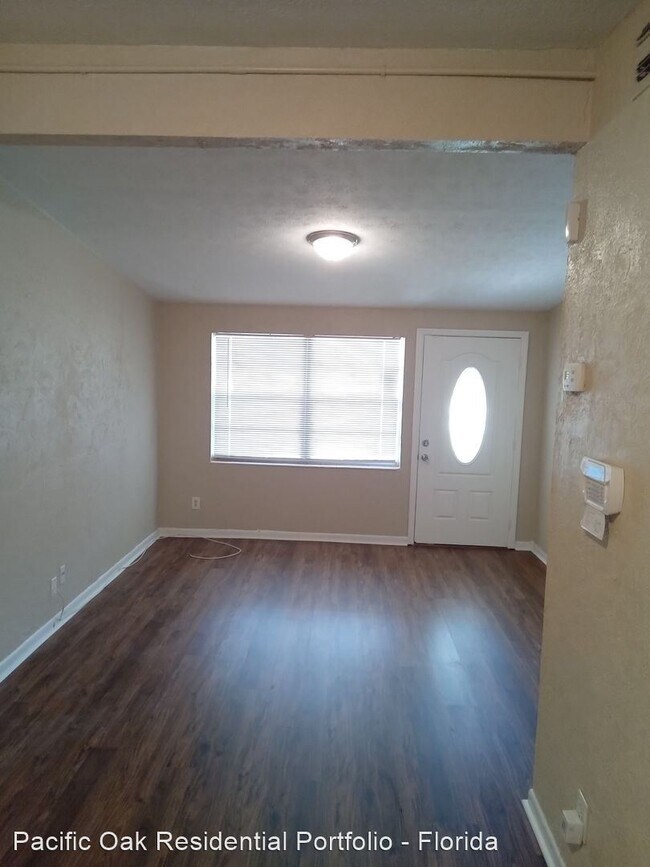 Building Photo - 3 br, 1.5 bath House - 9327 Sibbald Rd