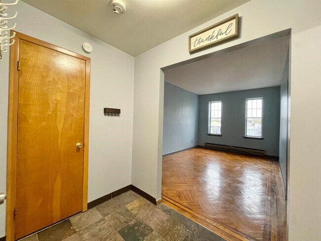 Building Photo - 252 Clendenny Ave