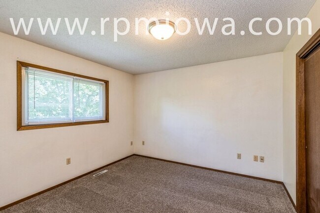 Building Photo - AVAILABLE NOW!!   4 Bedroom, 2 Bath Home In Ames