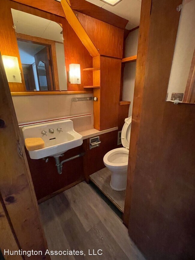 Building Photo - 4 br, 1.5 bath House - 215 Davis Ave