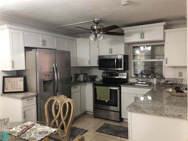 Foto del edificio - 9091 Lime Bay Blvd