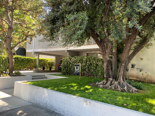 Building Photo - 533 S Hudson Ave