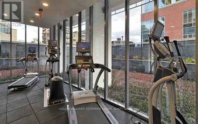 Photo du bâtiment - 33 Charles St E