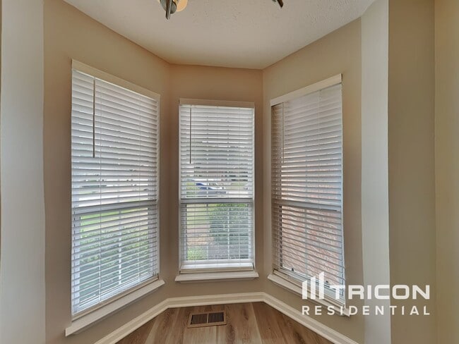 Building Photo - 3101 Chateau Valley Dr