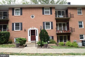 Building Photo - 3814 Lyndhurst Dr