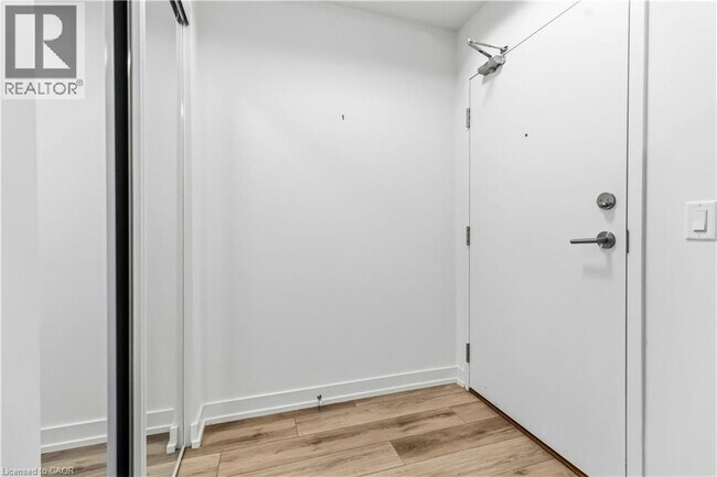 Photo du bâtiment - 255 Northfield Dr E