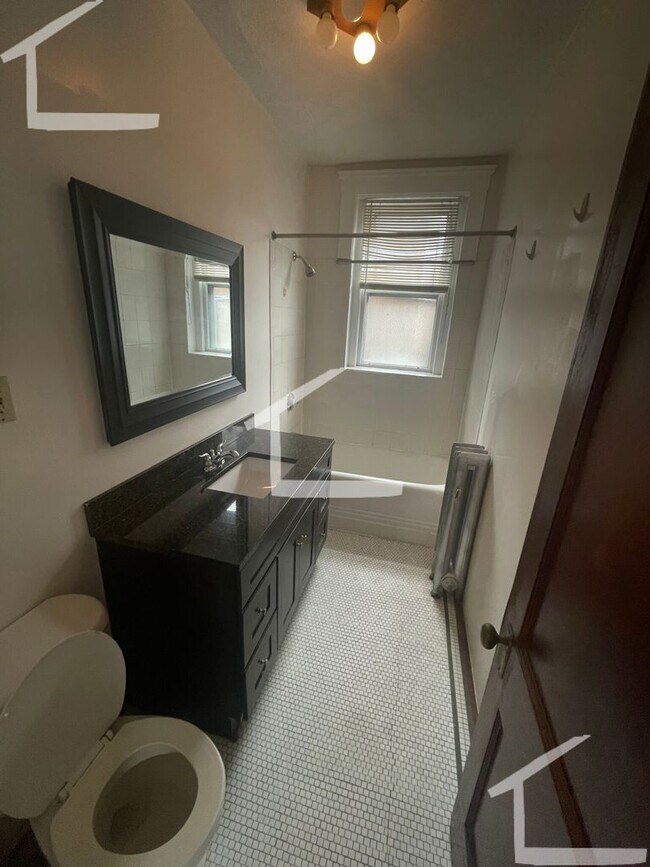 Building Photo - Spacious 3 bedroom