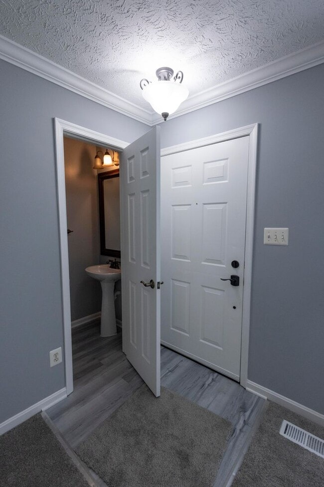 Building Photo - Charming 3Bed/2.5Bath in Constant Friendsh...