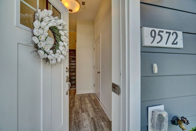 Foto del edificio - Available 08-05-25! Coastal Luxury Townhom...